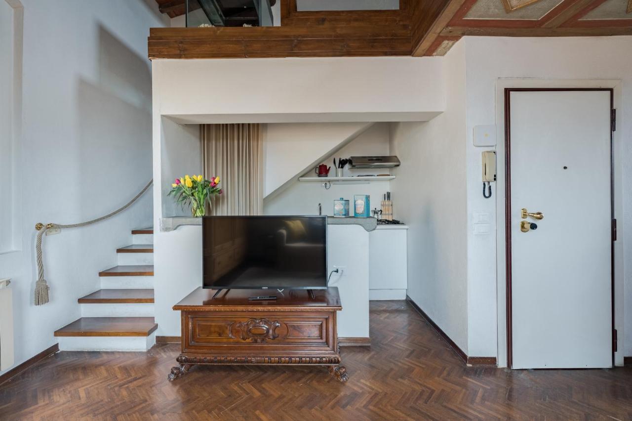 Via Lamberti, 3 - Florence Charming Apartments - Charming And Historic 5Th-Floor Attic Apartment With Elevator In A Building At The Heart Of Vibrant Florence, Just A 2-Minute Walk From All Attractions Εξωτερικό φωτογραφία
