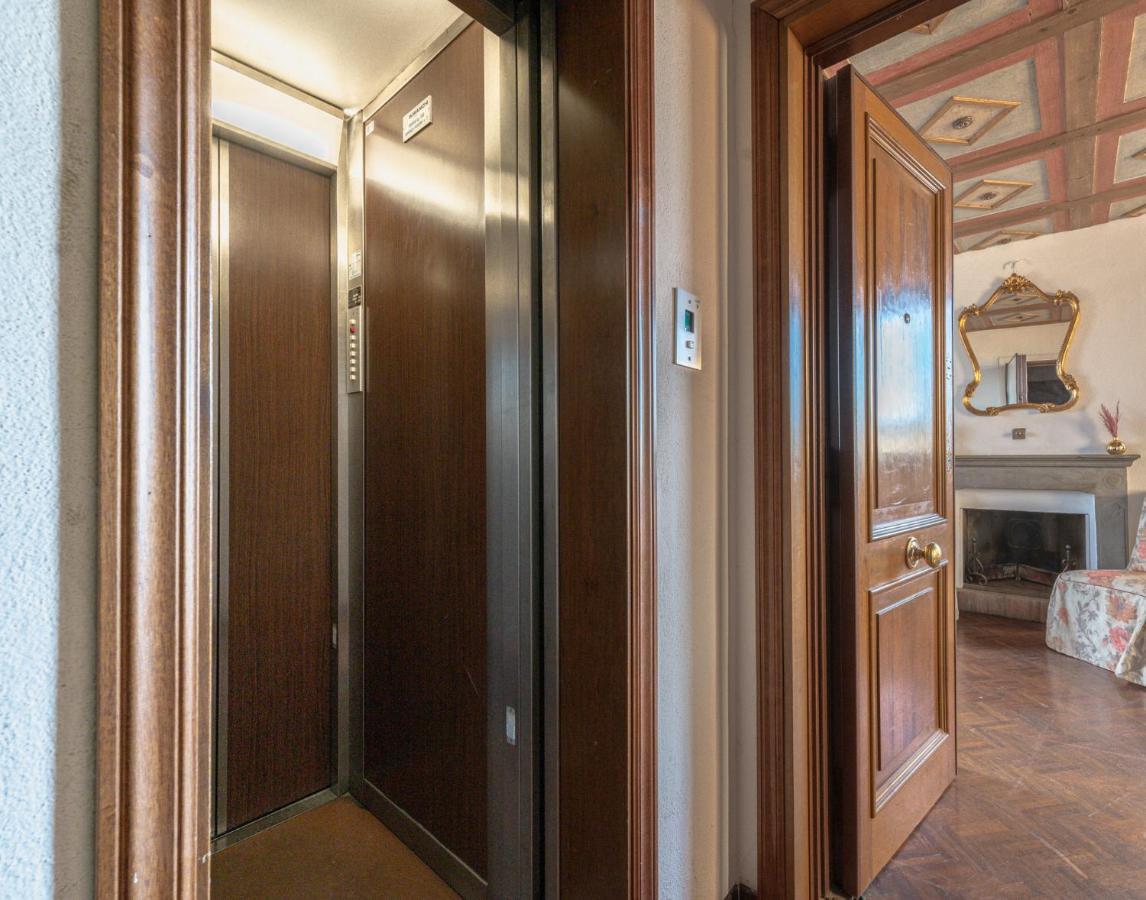 Via Lamberti, 3 - Florence Charming Apartments - Charming And Historic 5Th-Floor Attic Apartment With Elevator In A Building At The Heart Of Vibrant Florence, Just A 2-Minute Walk From All Attractions Εξωτερικό φωτογραφία