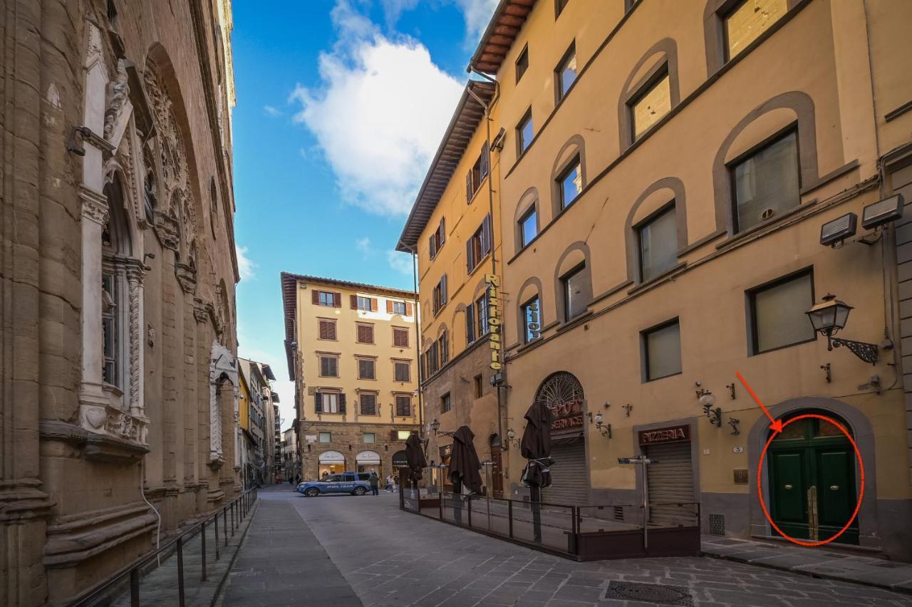 Via Lamberti, 3 - Florence Charming Apartments - Charming And Historic 5Th-Floor Attic Apartment With Elevator In A Building At The Heart Of Vibrant Florence, Just A 2-Minute Walk From All Attractions Εξωτερικό φωτογραφία